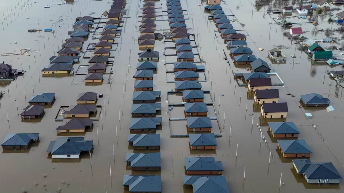 Houses submerged in the city of Orenburg in the Russian Urals, 11 April 2024. Photo: EPA-EFE/STRINGER