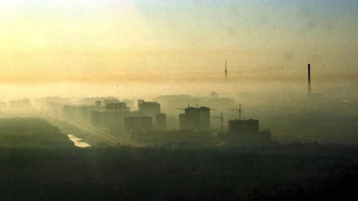 Smoke from forest fires covers the St.Petersburg suburbs, 4 August 1999. Photo: EPA / ANATOLY MALTSEV