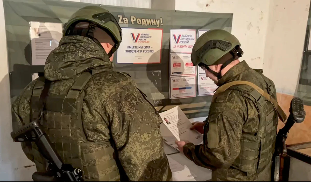 Стоп-кадр из агитационного видео 13 марта 2024 года от пресс-службы Министерства обороны России. Российские военнослужащих 29-й гвардейской общевойсковой армии группы войск «Восток» из Забайкальского края, голосующие на выборах президента России в ходе специальной военной операции на территории Донецкой Народной Республики. Фото: Министерство Обороны России / EPA-EFE