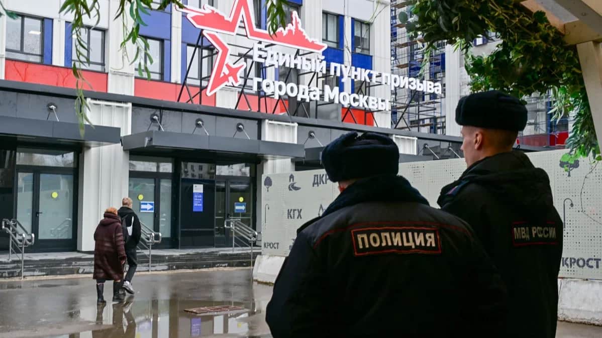 Police officers on duty outside a military conscription office in Moscow, 1 April 2025. Photo: Sergey Kiselev / AGN Moskva