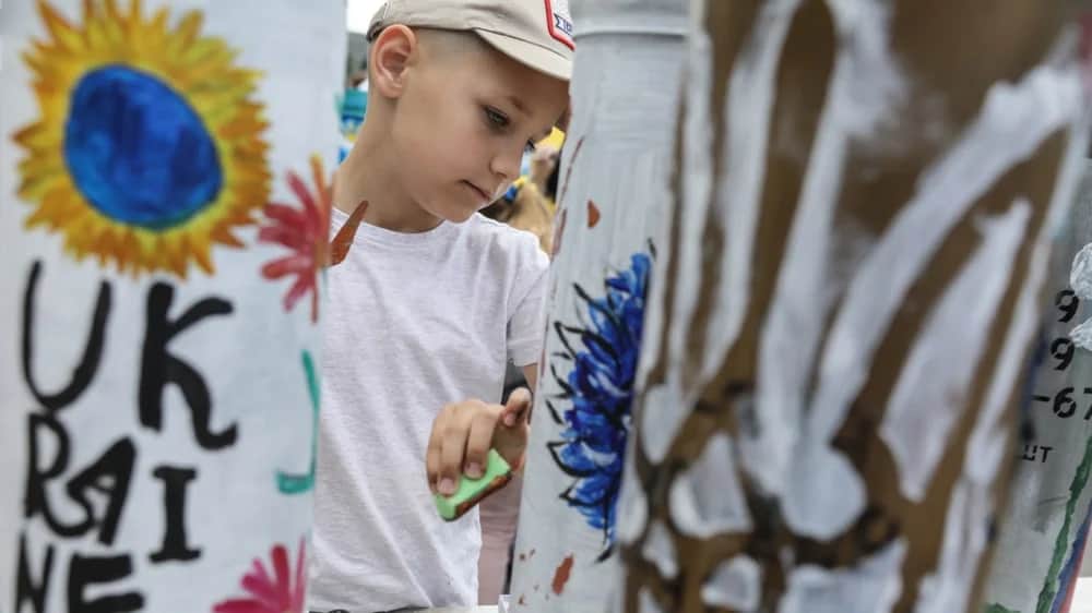Ukrainian artists, children turn shells into art pieces in Bucha / OLEG PETRASYUK