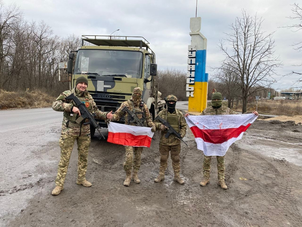 Альгерд с побратимами под Купянском, декабрь 2023 года. Фото: личный архив Альгерда / <a href="https://hromadske.ua/ru/voennye/267517-faktor-belarusi-boytsy-polka-imeni-kastusya-kalinovskogo-o-belorusskih-vlastyah-vozmozhnosti-ukrainsko-belorusskoy-voyny-i-rossiyskih-manipulyatsiyah?_gl=1*1o76fx1*_up*MQ..*_ga*MTg1MjY1NTcwNi4xNzg0MTA4Mjkw*_ga_FFQQ6F8PRK*czE3ODQxMDgyODkkbzEkZzAkdDE3ODQxMDgyODkkajYwJGwwJGgw*_ga_QRXBZKG0YN*czE3ODQxMDgyODkkbzEkZzAkdDE3ODQxMDgyODkkajYwJGwwJGgw" target="_blank">hromadske</a>