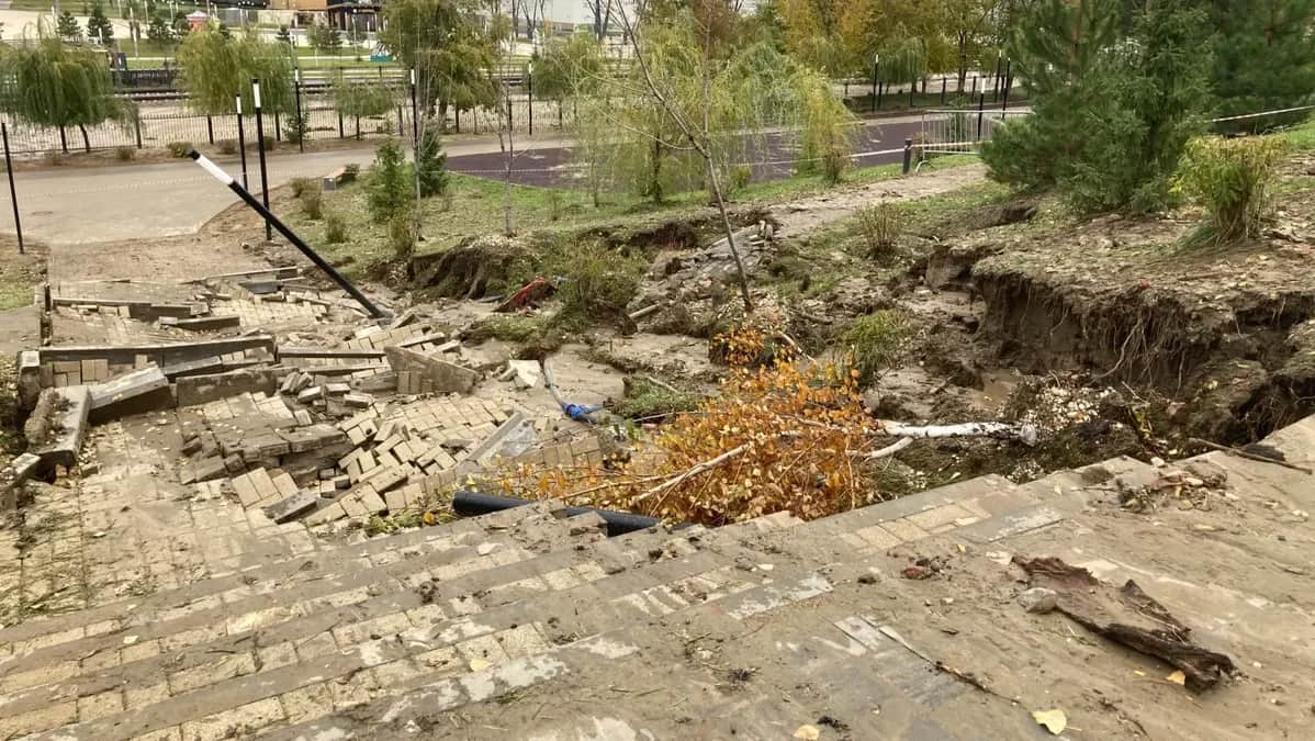 The landslip seam that followed the sewage eruption in Volgograd. Photo by Irina Tumakova for Novaya Gazeta Europe