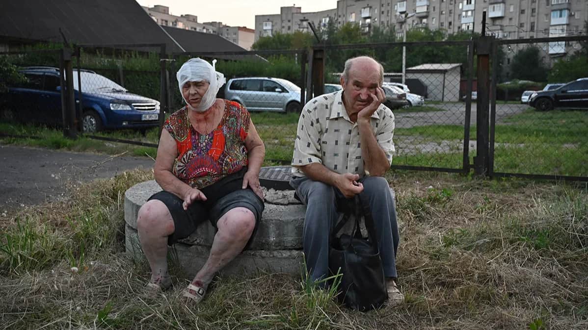 An injured woman and man in the location of a missile strike in the city of Pokrovsk, in Ukraine’s Donetsk region, 7 August 2023. Photo: Stanislav Krupar / EPA-EFE