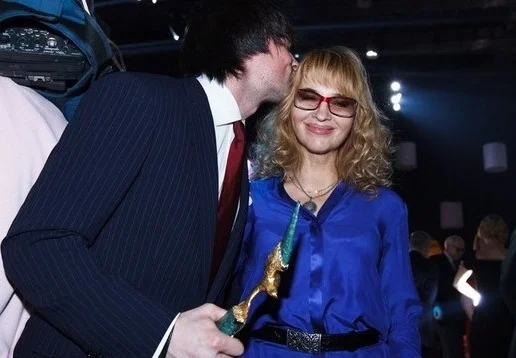 Danila Kozlovsky with his mother Nadezhda Zvenigorodskaya. Photo: <a href="http://danila-kozlovskiy.ru/galereya/rodniye-i-blizkiye.php" rel="noopener noreferrer" title="http://danila-kozlovskiy.ru/galereya/rodniye-i-blizkiye.php">Danila Kozlovky</a>