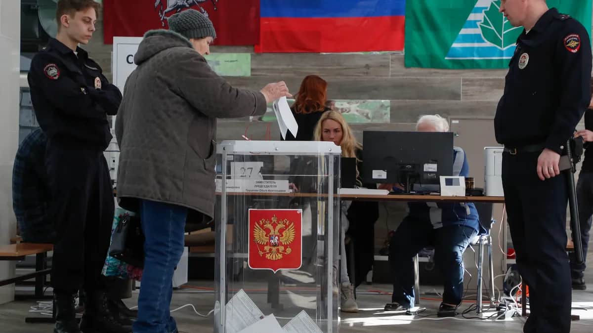 A woman casts her ballot during presidential elections in Moscow, 16 March 2024. Photo: EPA-EFE / MAXIM SHIPENKOV