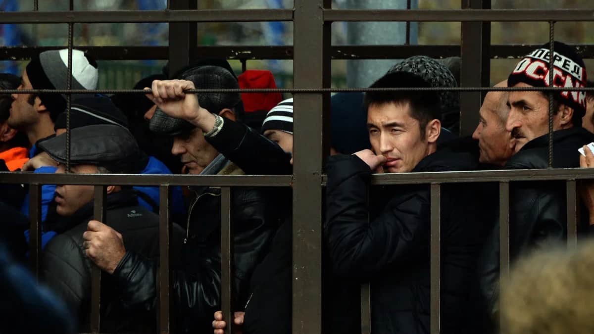 Migrant workers applying for work permits line up outside the Moscow office of Russia’s Federal Migration Service. Photo: Vasily Maksimov / AFP / Scanpix / LETA