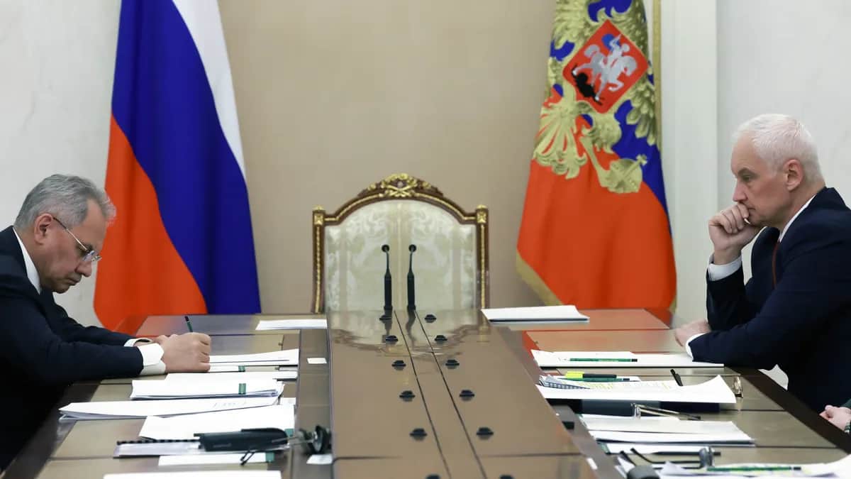 Former and current Defence Ministers Sergei Shoigu (L) and Andrey Belousov attend a meeting in the Kremlin, 15 May 2024. Photo: EPA-EFE/VYACHESLAV PROKOFYEV/KREMLIN / POOL
