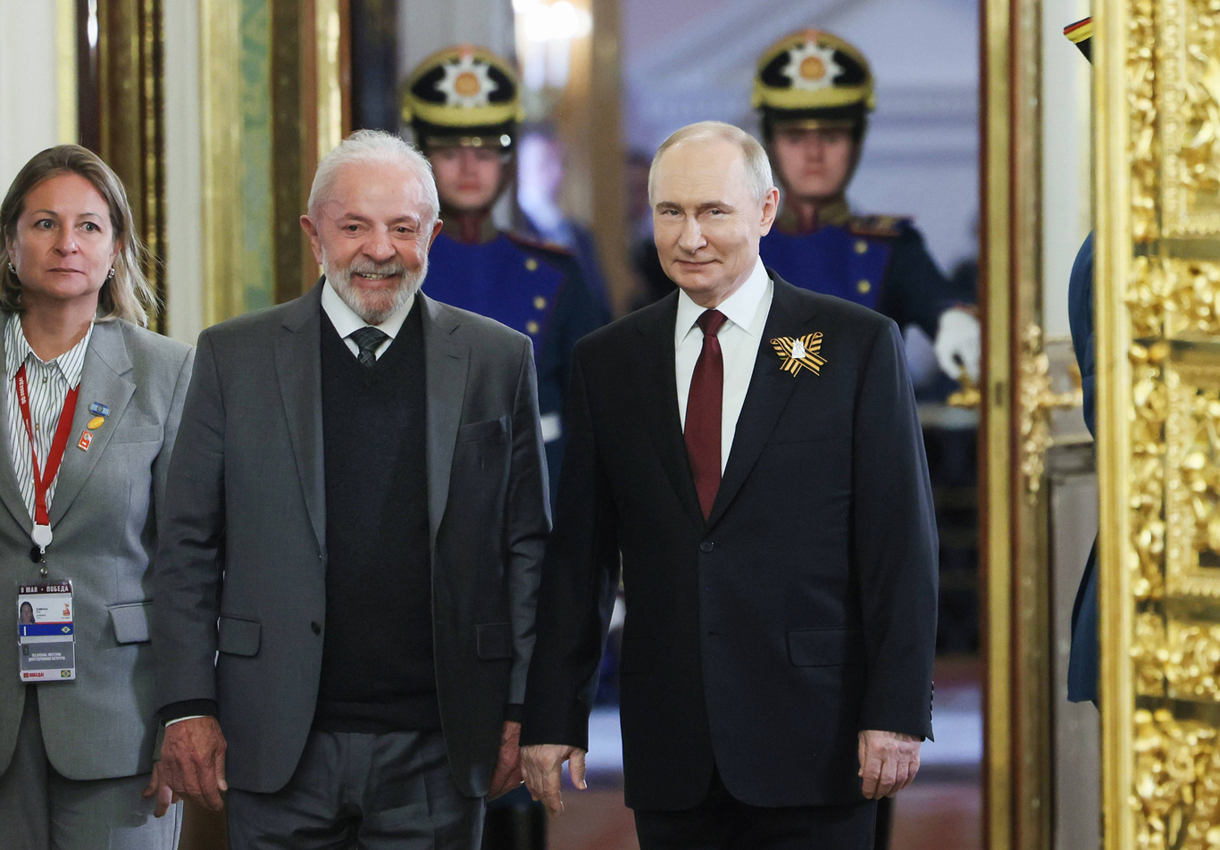 Луис Инасиу Лула да Силва и Владимир Путин перед началом двусторонней встречи в Кремле. Москва. 9 мая 2025 года. Фото: Михаил Метцель / Спутник / Imago Images / Scanpix / LETA
