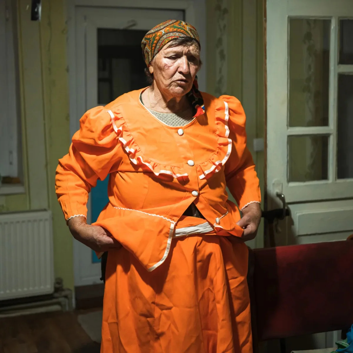 Валентина Силакова демонстрирует свой сценический костюм. Фото: Елена Калиниченко / <a data-sk="tooltip_parent" data-stringify-link="http://hromadske.ua" href="http://hromadske.ua/" rel="noopener noreferrer" target="_blank">hromadske.ua</a>