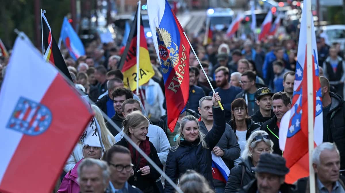 Участницы митинга AfD Эрфурте с российским флагом, Германия, 21 сентября 2022 года. Фото: Martin Schutt / dpa / picture-alliance / Scanpix / LETA