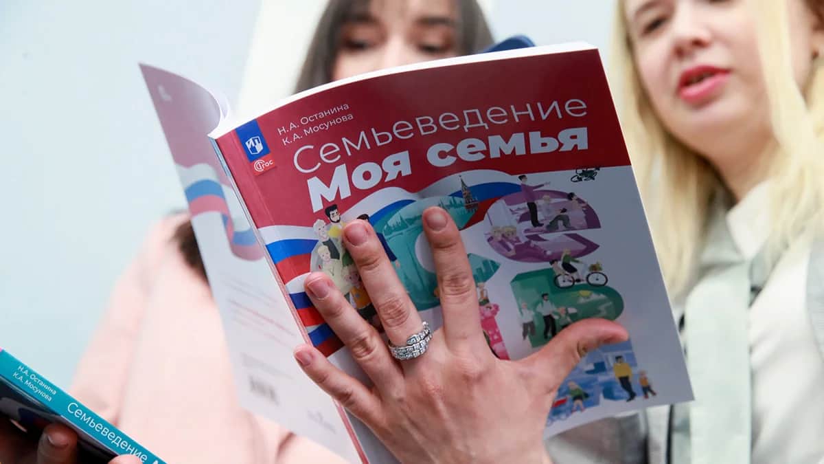 Пресс-конференция, посвященная презентации учебных пособий по предмету «Семьеведение» для учащихся 5–7 и 8–9 классов. Фото: Василий Кузьмичёнок / Агентство «Москва»