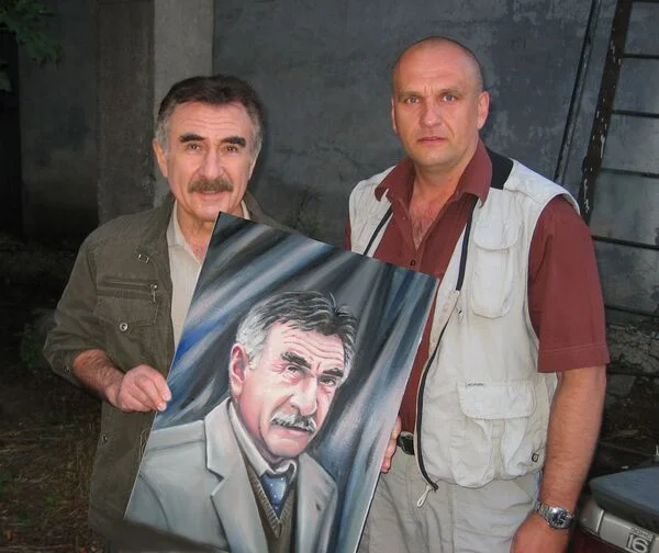 Евгений Чанов дарит портрет телеведущему Леониду Каневскому. Фото: соцсети