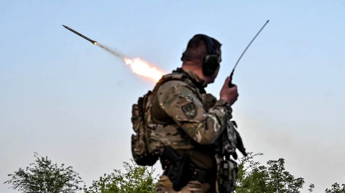 Украинский военнослужащий наблюдает за запуском ракеты из установки «Град» в Запорожской области, Украина, 27 апреля 2024 года. Фото: Dmytro Smolienko / Ukrinform / Abaca Press / Scanpix / LETA