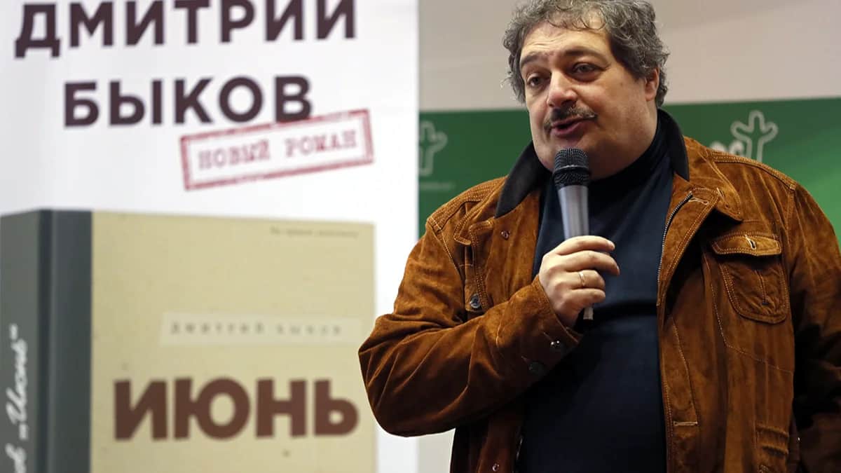 Дмитрий Быков. Фото: Юрий Кочетков / EPA-EFE