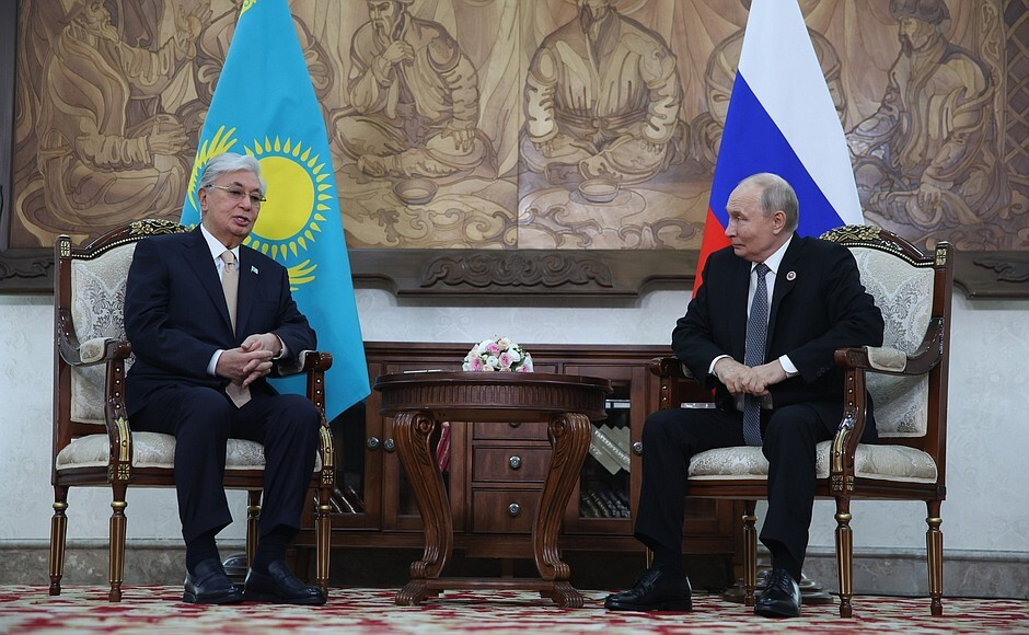 Беседа Владимира Путина с Президентом Казахстана Касым-Жомартом Токаевым. Бишкек, Кыргызстан. 31 августа 2026 года. Фото: Петр Ковалев / kremlin.ru