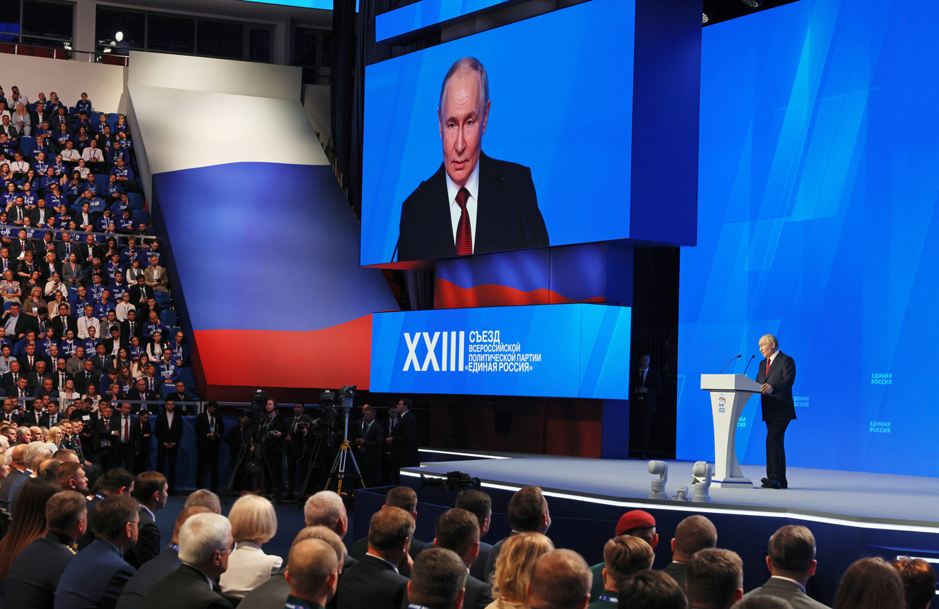 Владимир Путин выступает на пленарном заседании съезда партии «Единая Россия» в Москве, 28 июня 2026 года. Фото: Екатерина Шуткина / Спутник / EPA