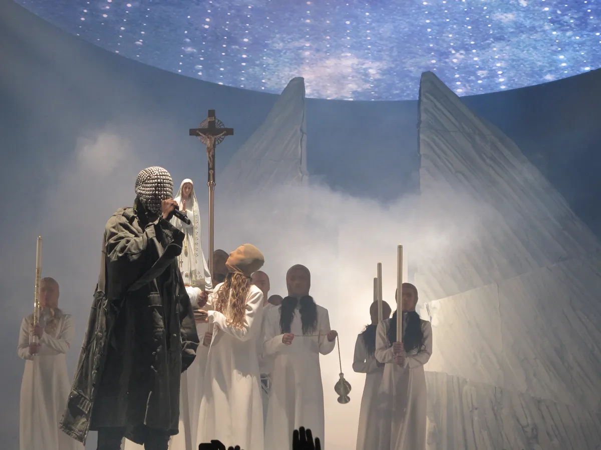 Выступление Уэста в рамках Yeezus Tour, 2013 г. Фото: <a href="https://commons.wikimedia.org/w/index.php?curid=47036211">Wikimedia Commons</a>, <a href="https://www.flickr.com/photos/peterhutchins/10989960816">Peter Hutchins</a>, CC BY 2.0, 