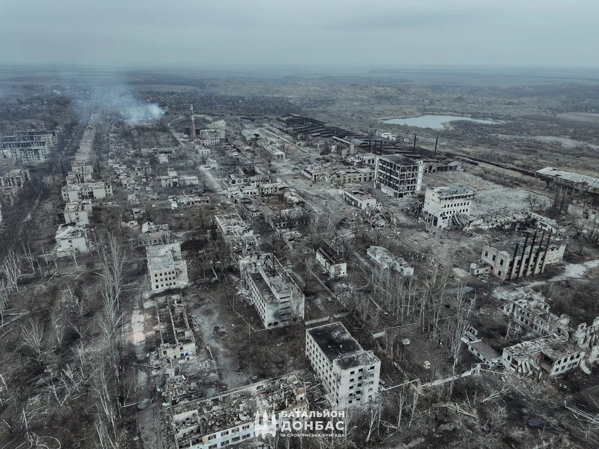 Часов Яр, 29 января 2025 года. Фото: Батальон «Донбасс» / <a data-sk="tooltip_parent" data-stringify-link="https://www.facebook.com/bsp.donbas/posts/pfbid0EEVX5P57Mfxey5tVcYS1DLC19Wq2rdsceaTGEYKr4fjDntEJ8KCromdkvDBV1arHl?__cft__[0]=AZUqWx-Q2rvUrLSrmPCetsRu864Gp4rHYkuIgBQKG1dD-VI45epWYTq_GFk797N2OYckg4qvFD531Nht3G-roJpUGRyjpF0BuuwUHS4diY97j6YEIaZILhnVZGvPfLc5tBrWOgRMLdw6MFx09mOLmAf1weqKBbCXf7sKZHDKwUSIxBQo7b2h4fHUGKr_POfLd2I&amp;__tn__=%2CO%2CP-R" href="https://www.facebook.com/bsp.donbas/posts/pfbid0EEVX5P57Mfxey5tVcYS1DLC19Wq2rdsceaTGEYKr4fjDntEJ8KCromdkvDBV1arHl?__cft__[0]=AZUqWx-Q2rvUrLSrmPCetsRu864Gp4rHYkuIgBQKG1dD-VI45epWYTq_GFk797N2OYckg4qvFD531Nht3G-roJpUGRyjpF0BuuwUHS4diY97j6YEIaZILhnVZGvPfLc5tBrWOgRMLdw6MFx09mOLmAf1weqKBbCXf7sKZHDKwUSIxBQo7b2h4fHUGKr_POfLd2I&amp;__tn__=%2CO%2CP-R" rel="noopener noreferrer" target="_blank">Facebook</a>