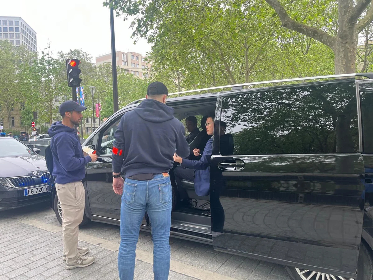 Французские полицейские проверяют документы у людей в микроавтобусе, который стоял у дома Гульбахар в Париже. Фото из личного архива героини