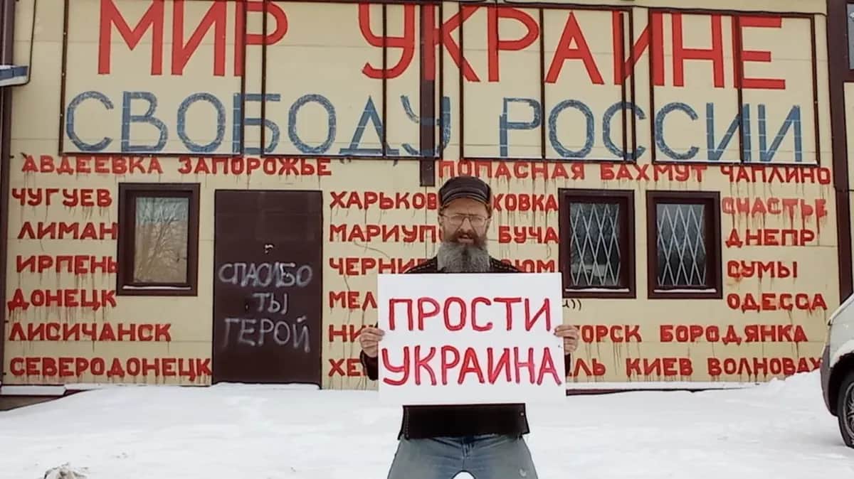 Дмитрий Скурихин у магазина. Фото из личного архива