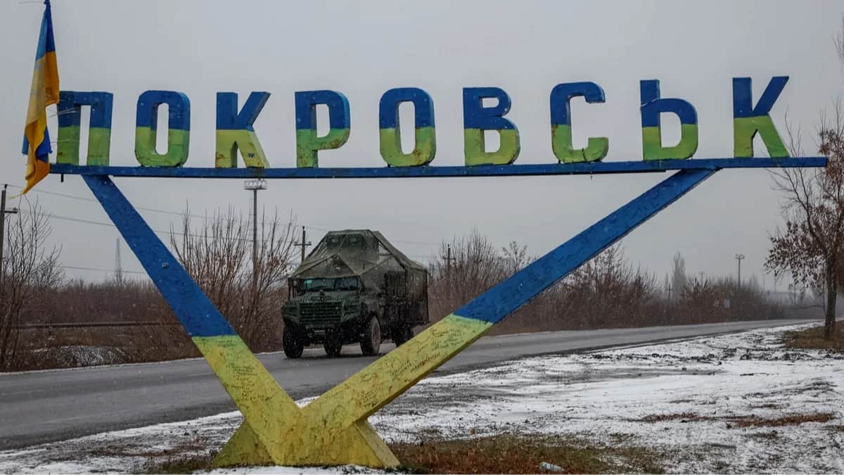 Военный автомобиль проезжает мимо въездной стелы «Покровск», Донецкая область, Украина, 19 декабря 2024 года. Фото: Alina Smutko / Reuters / Scanpix / LETA