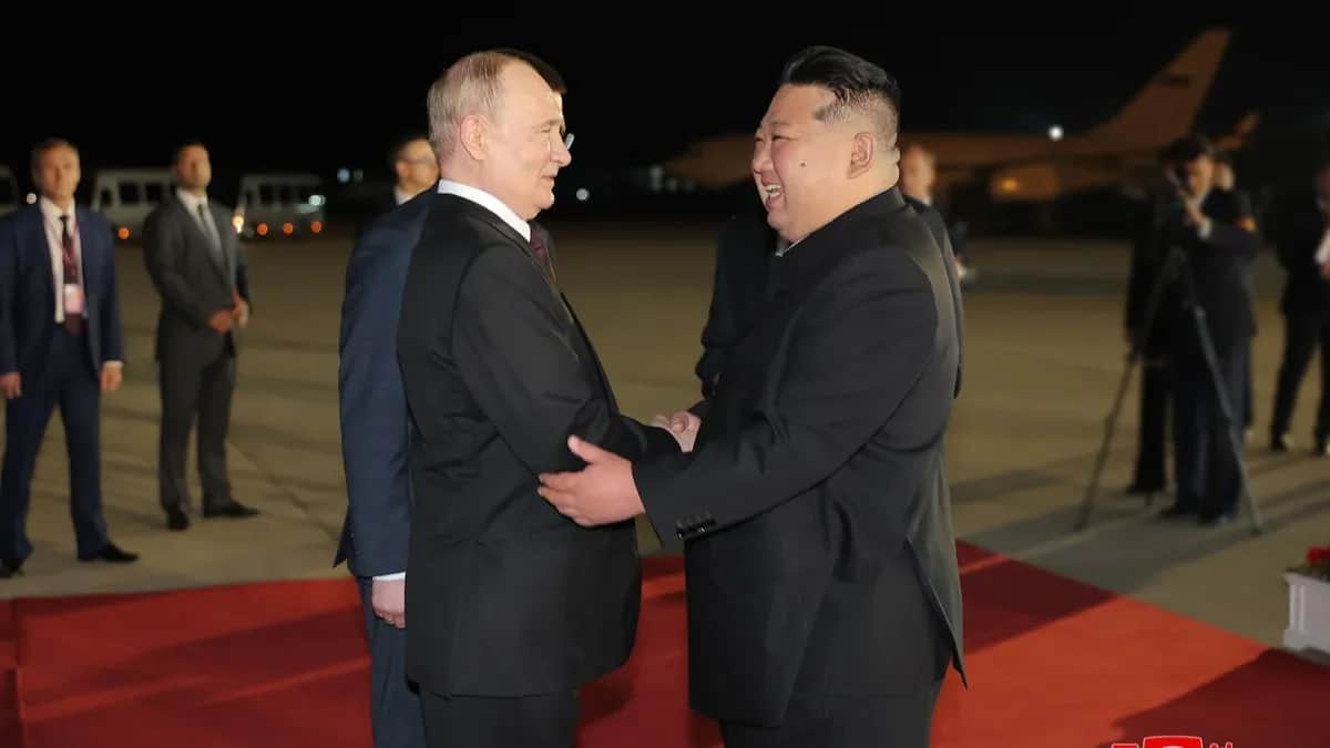 North Korean dictator Kim Jong Un greets Vladimir Putin upon his arrival at Pyongyang Airport, 19 June 2024. Photo: EPA-EFE / KCNA