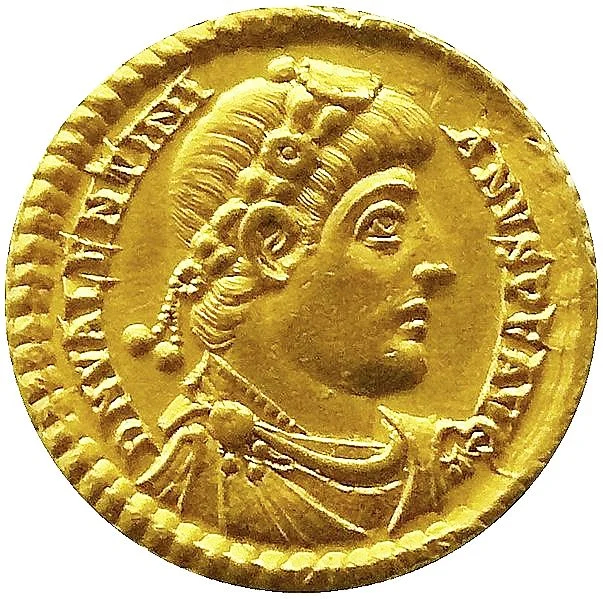Золотой солид Валентиниана I (364-375). Фото: <a href="https://commons.wikimedia.org/w/index.php?curid=26325098">Wikimedia Commons</a>, Siren-Com, CC BY-SA 3.0
