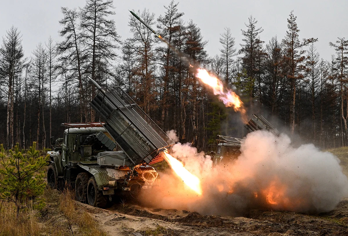 Российские военные открыли огонь из 152-мм самоходной гаубицы «Гиацинт-Б» по украинским позициям в направлении Красного Лимана, 17 ноября 2023 года. Фото: Станислав Красильников / IMAGO / SNA / Scanpix / LETA