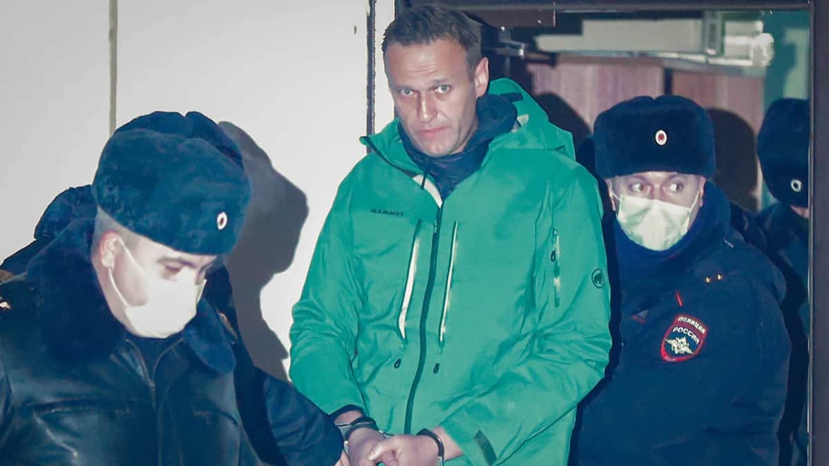 Алексея Навального выводят из отделения полиции в подмосковных Химках 18 января 2021 года. Фото: Сергей Ильницкий / EPA-EFE