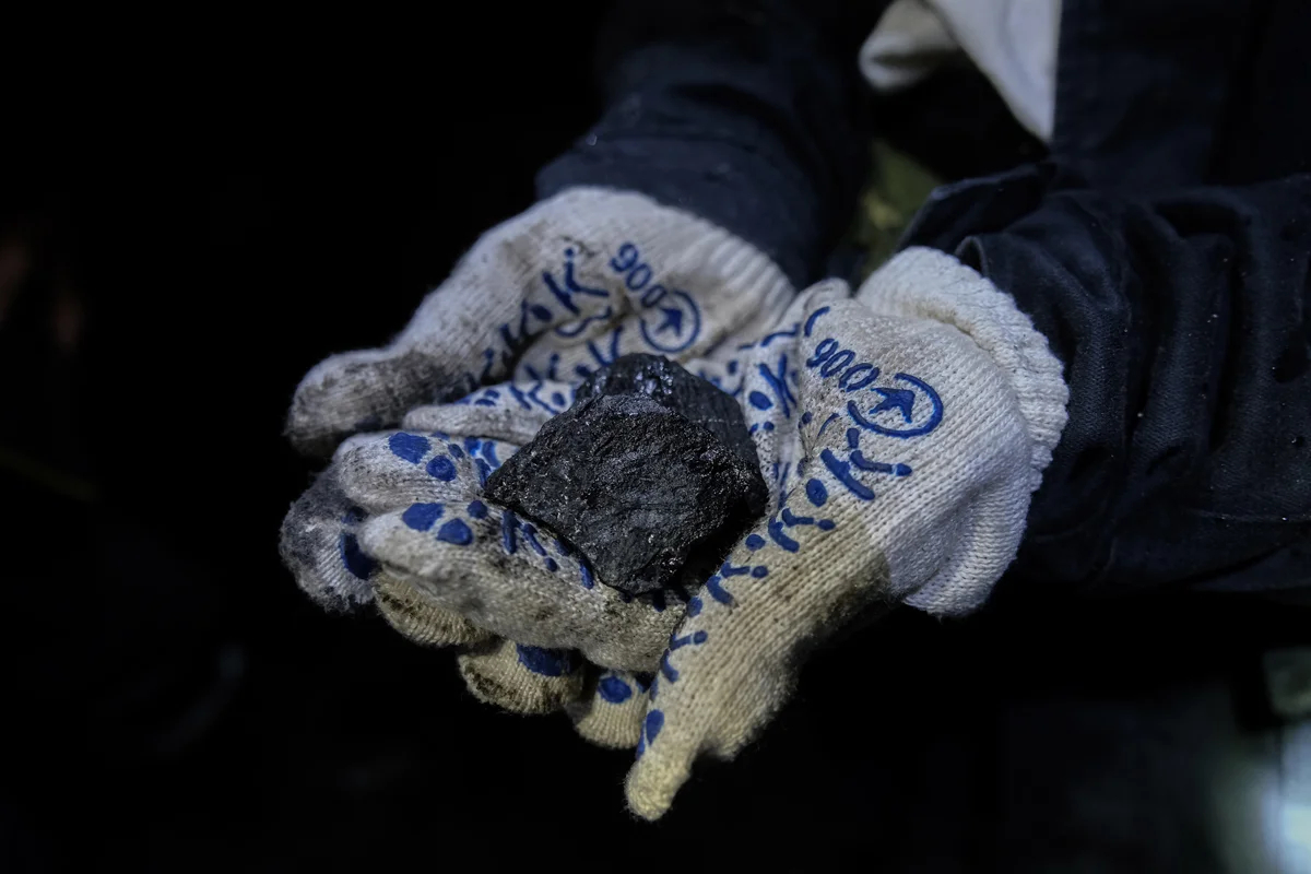 Шахтер показывает кусок добываемой породы, Павлоград, Днепропетровская область, 8 апреля 2024 года. Фото: Maria Senovilla / EPA