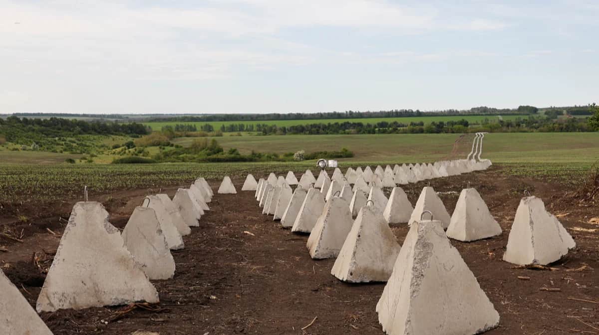 Вид на линию укреплений в Харьковской области, Украина, 29 мая 2024 года. Фото: Сергей Козлов / EPA-EFE
