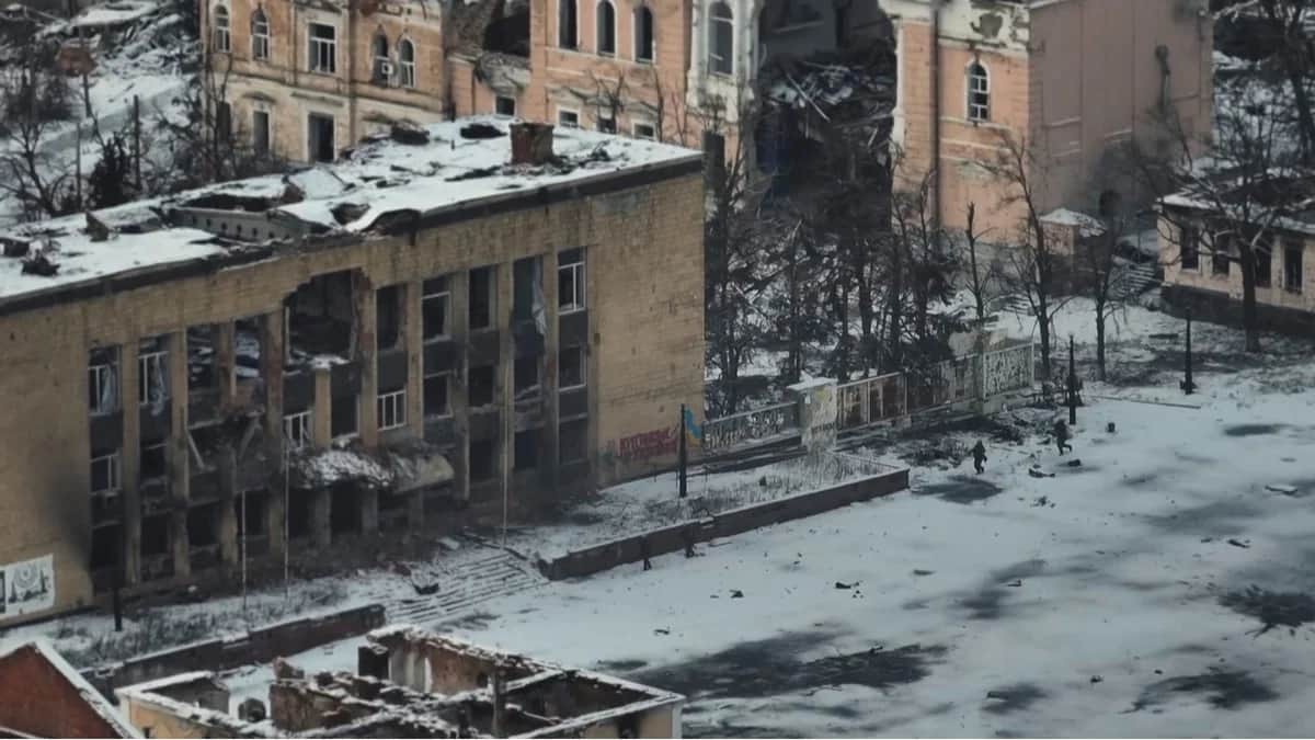 Украинские военнослужащие бегут к зданию Купянской горадминистрации. Фото: корпус «Хартия»