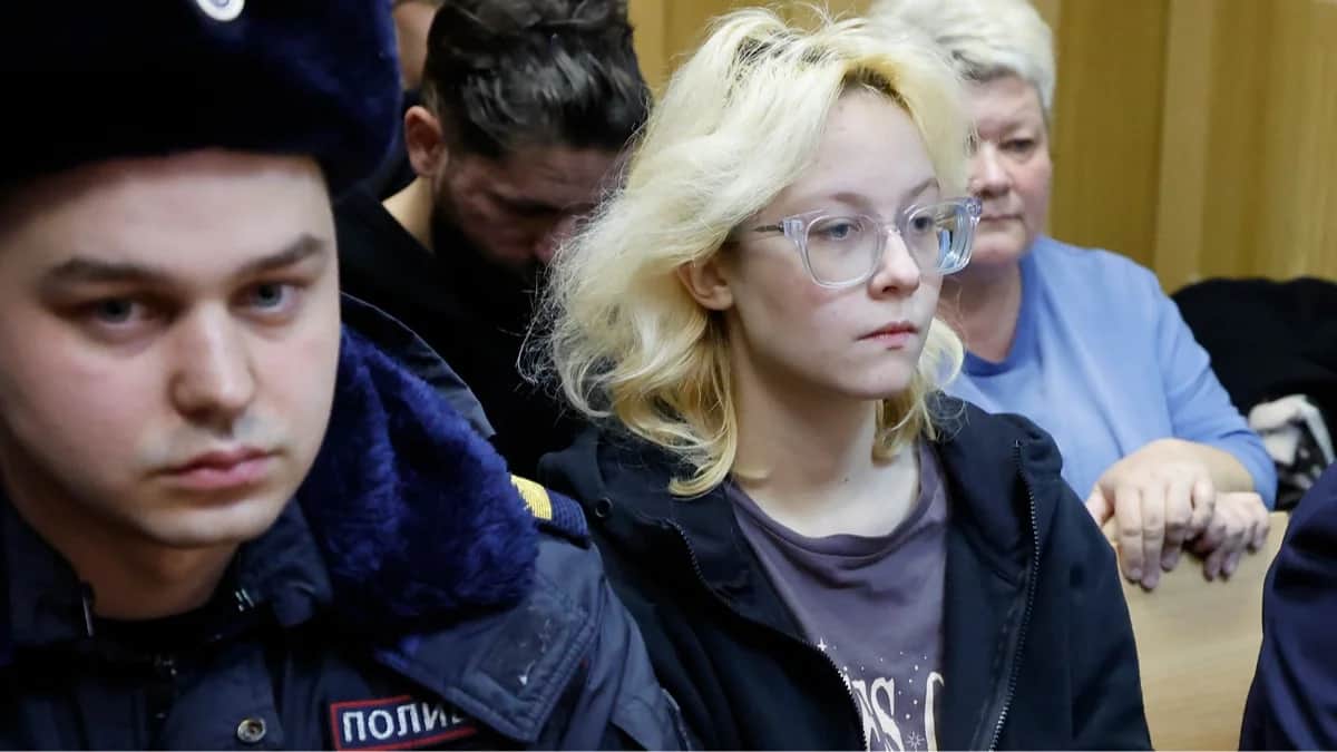 Диана Логинова (Наоко) на заседании суда в Санкт-Петербурге, 28 октября 2025 года. Фото: Анатолий Мальцев / EPA
