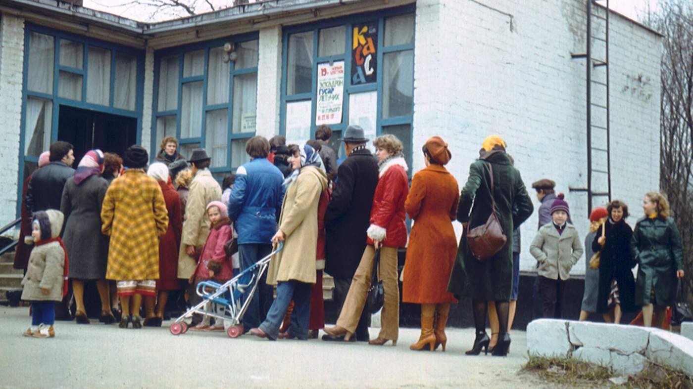 Очередь за билетами в кино, <a href="https://ru.wikipedia.org/wiki/%D0%A5%D0%B0%D1%80%D1%8C%D0%BA%D0%BE%D0%B2" target="_blank">Харьков</a>, 1984 год. Фото: <a href="https://commons.wikimedia.org/wiki/User:%D0%9B.%D0%9F._%D0%94%D0%B6%D0%B5%D0%BF%D0%BA%D0%BE" target="_blank" id="ykqait4yf">Л.П. Джепко</a> / Wikimedia<br>