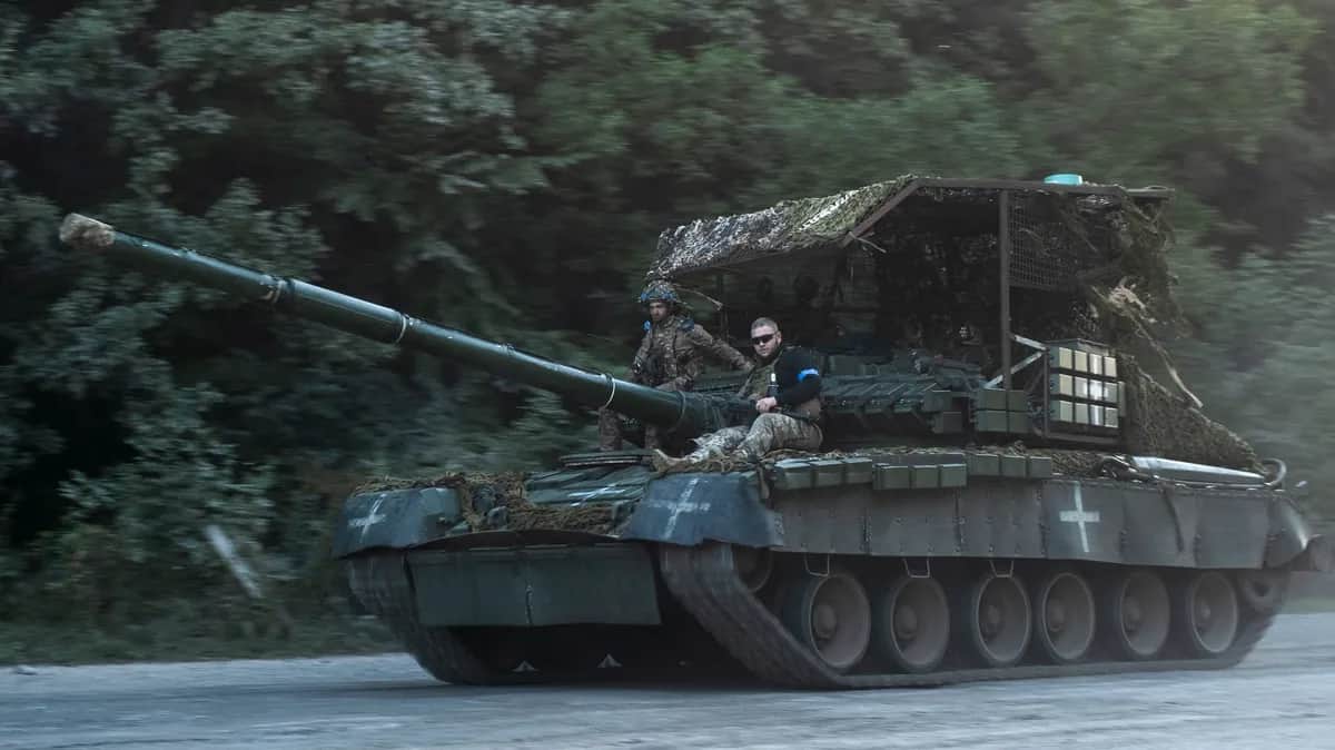 Ukrainian servicemen ride a tank in the Sumy region near the border with Russia, 17 August 2024. Photo: EPA-EFE / GEORGE IVANCHENKO