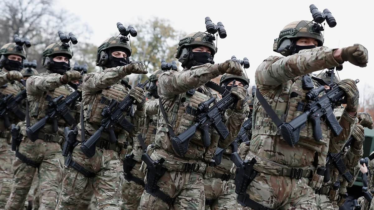 Десантники спецназа румынской армии маршируют во время военного парада в Бухаресте, Румыния, 1 декабря 2023 года. Фото: Robert Ghement / EPA-EFE