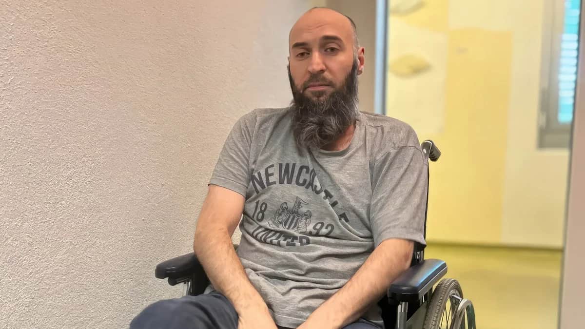 Али Батаев в госпитале, куда его привезли после 50 дней голодовки. Фото: Лачин Мамишов