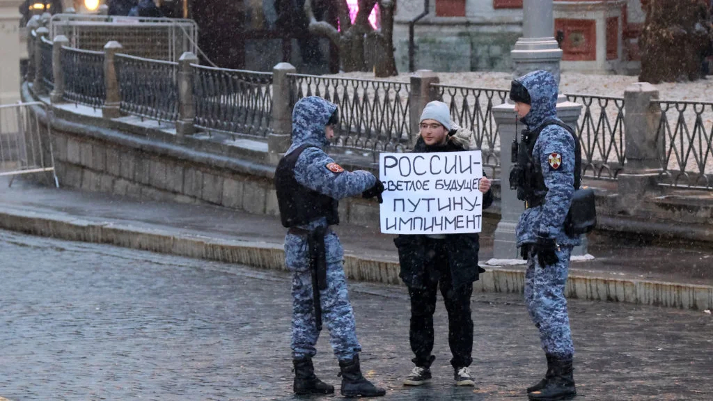 Люди, которые держат плашку