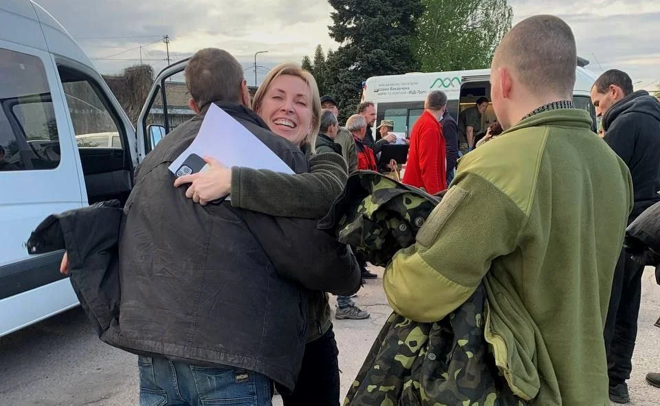 Вице-премьер, министр по делам реинтеграции временно оккупированных территорий Ирина Верещук во время одного из обменов пленными, 30 апреля. Фото: newsmakers.com.ua
