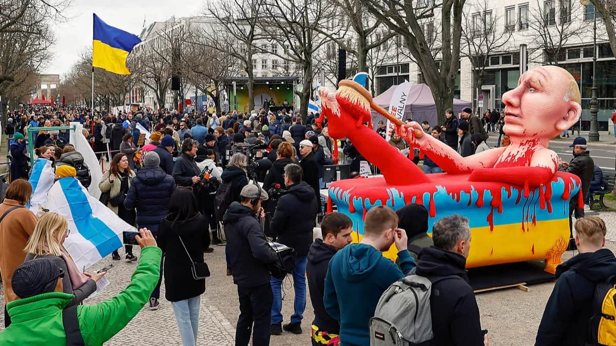 Россияне стоят в очереди перед посольством в Берлине, 17 марта 2024 года. Фото: Hannibal Hanschke / EPA-EFE