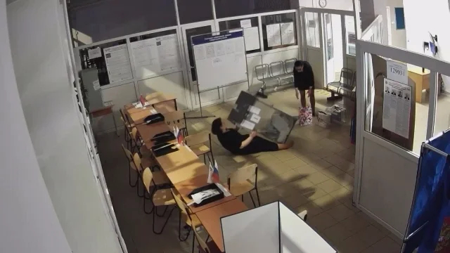 Скрин видеозаписи избирательного участка в Санкт-Петербурге. Фото: ASTRA / Telegram