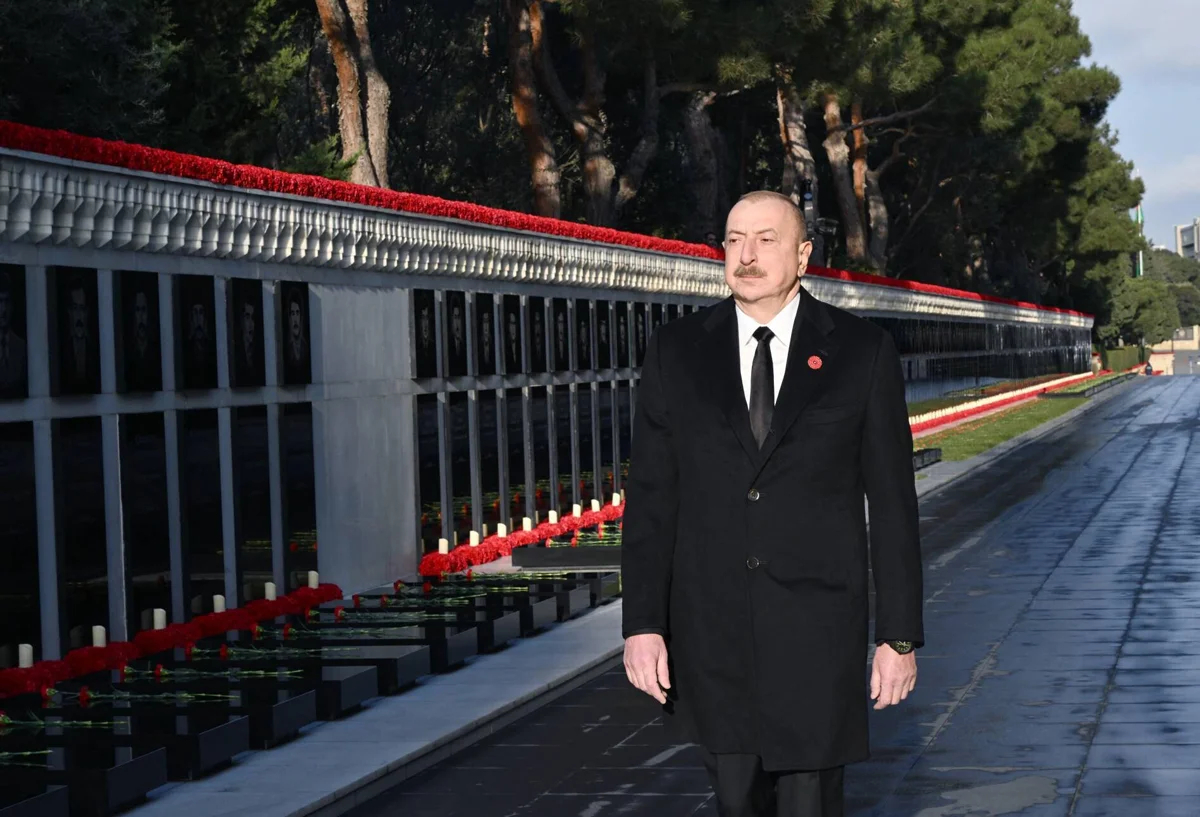 Президент Азербайджана Ильхам Алиев во время церемонии возложения цветов у мемориала в память о жертвах Черного января, Баку, Азербайджан, 20 января 2025 года. Фото: Azerbaijani Presidency / Anadolu / Abaca Press / ddp images / Vida Press