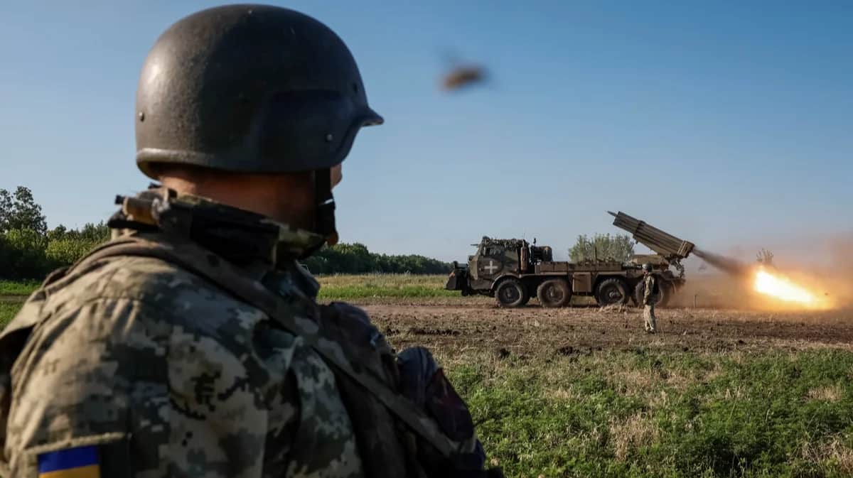 Украинские военнослужащие стреляют из реактивной системы залпового огня «Вампир» у линии фронта в Донецкой области, Украина, 30 июня 2024 года. Фото: Алина Смутко / Reuters / Scanpix / LETA