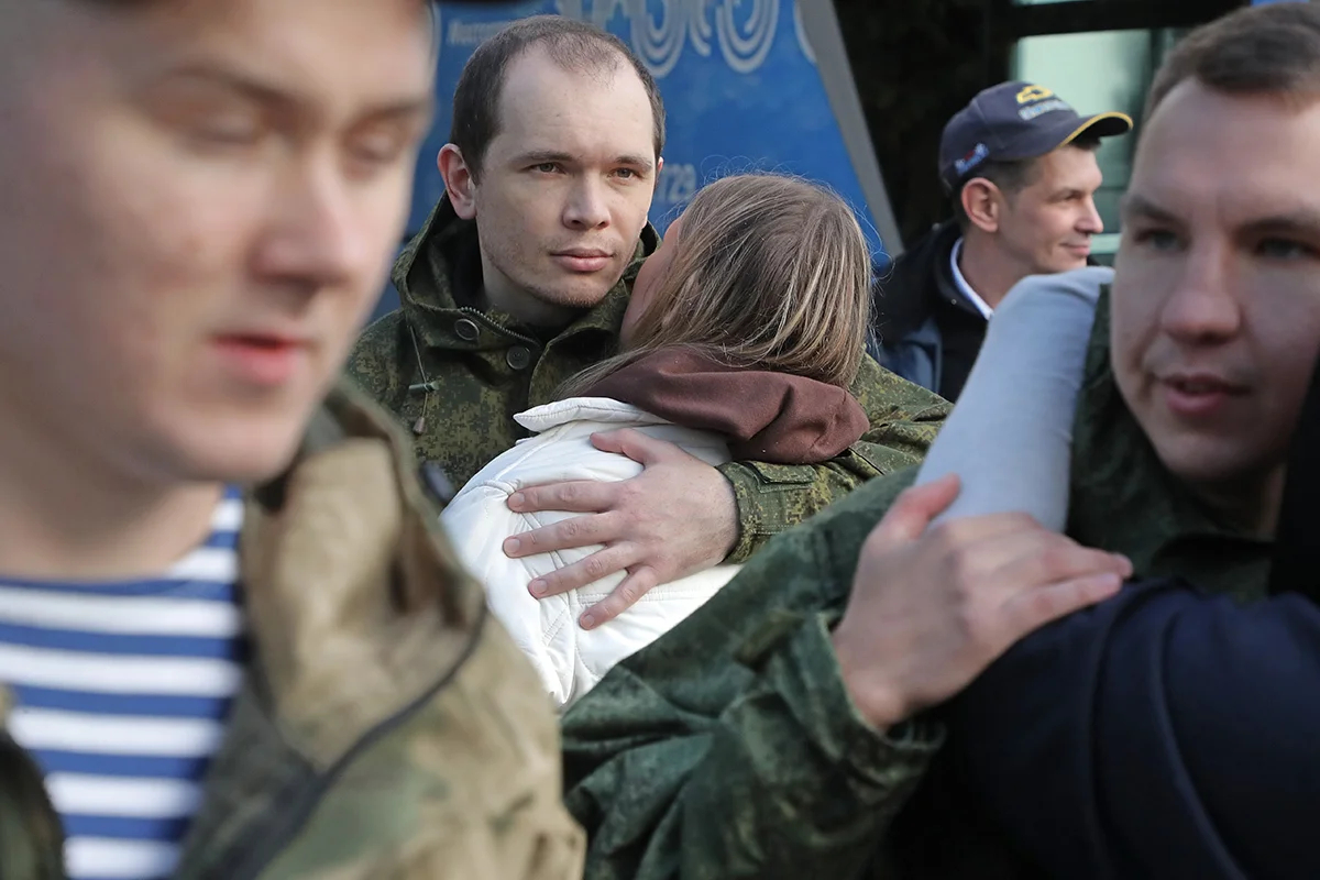 Российские призывники прощаются с родственниками на призывном пункте во время частичной военной мобилизации в Москве, Россия, 05 октября 2022 года. Фото: Максим Шипенков / EPA-EFE