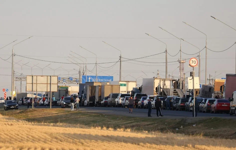 A line of cars on the Russia-Kazakhstan border. Photo: m.zerkalo.az