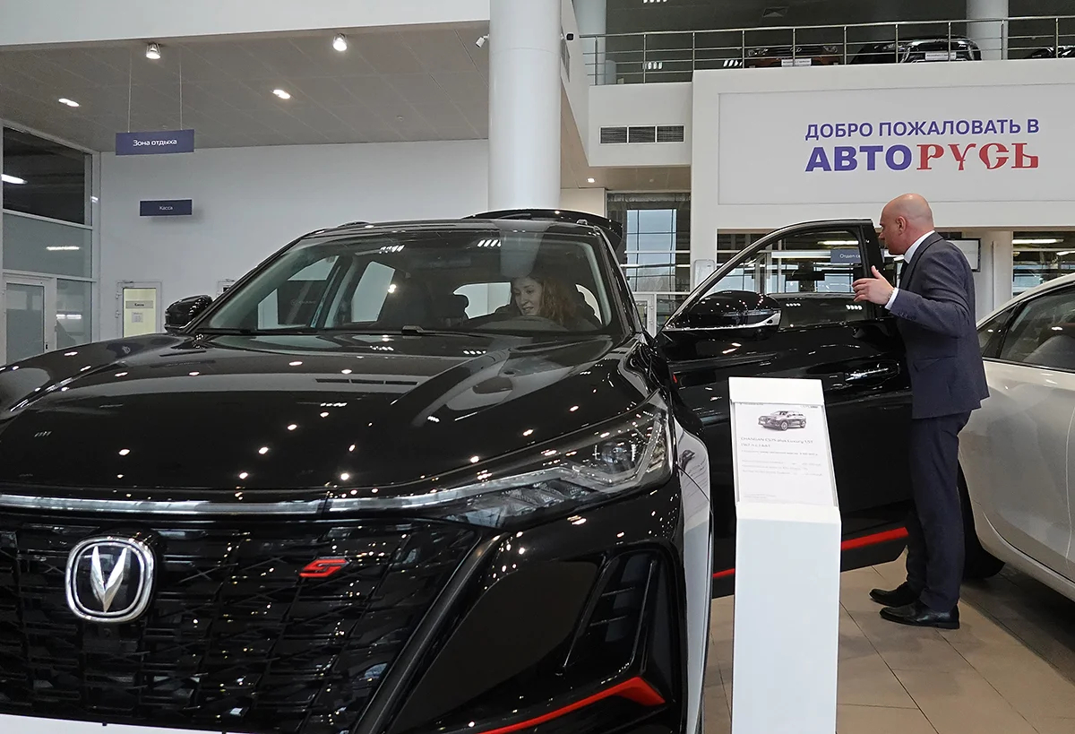 Женщина за рулем китайского автомобиля Changan Подольск, Россия, 20 октября 2023 года. Фото: Максим Шипенков / EPA-EFE