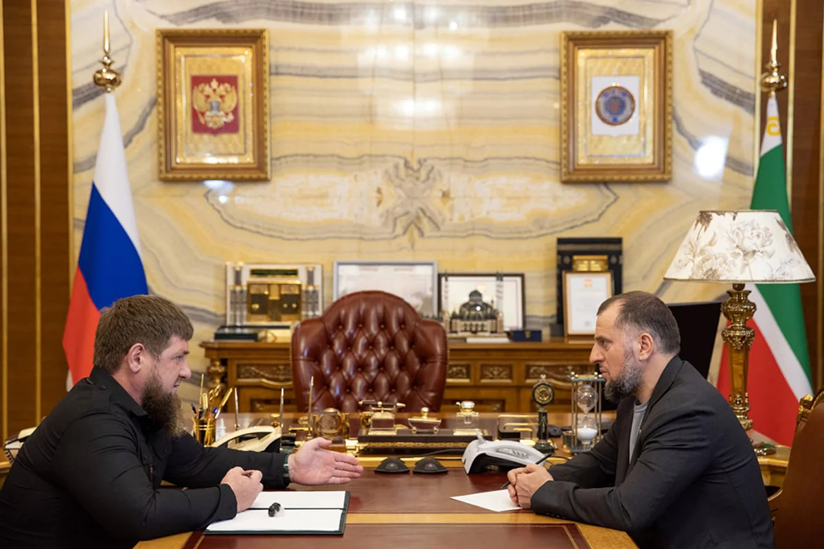 Рамзан Кадыров и Апти Алаудинов. Фото: <a data-sk="tooltip_parent" data-stringify-link="https://chechnya.gov.ru/novosti/r-kadyrov-naznachil-a-alautdinova-sekretaryom-sovbeza-chr/" href="https://chechnya.gov.ru/novosti/r-kadyrov-naznachil-a-alautdinova-sekretaryom-sovbeza-chr/" rel="noopener noreferrer" target="_blank">Пресс-служба Главы Чеченской Республики</a>