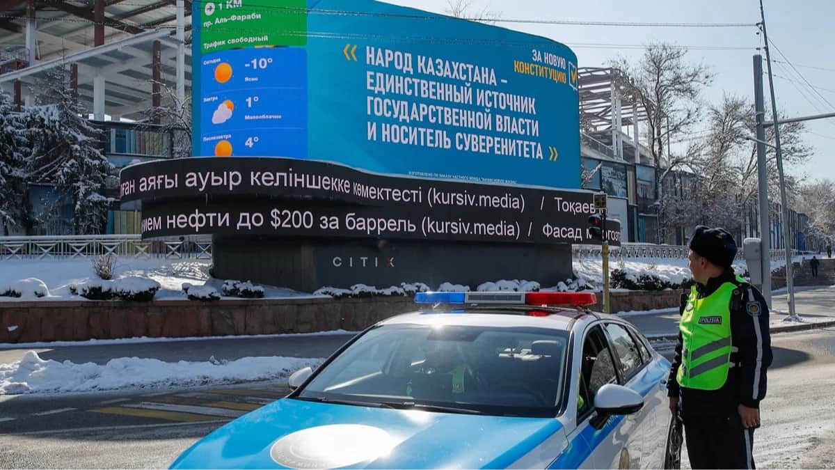 Агитационное изображение референдума по новой Конституции на рекламном экране в Алматы, Казахстан, 12 марта 2026 года. Фото: Павел Михеев / Reuters / Scanpix / LETA