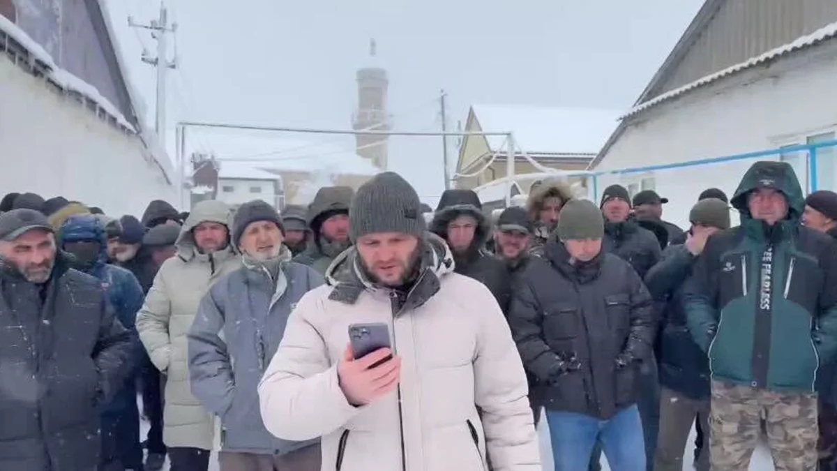 Депутат Рашид Исаков (в центре), скриншот из видеообращения жителей Хубара